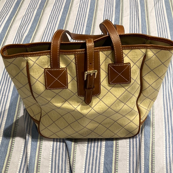 Borsa Monogramma Dooney & Bourke In Tela Rivestita – Beige, Taglia Unica, Con Tracolla E Tasche